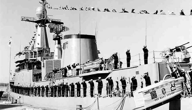 1980년 12월 국내 최초의 한국형 호위함 ‘울산함’ 인수 및 명명식이 거행됐다. 전 세계적으로 구축함급 이상을 자체 설계해 건조할 수 있는 나라가 10개국에 불과한 상황에서 현대중공업이 2000톤급 울산함 건조에 성공함으로써 우리나라도 함정 생산국 대열에 들어섰다. /HD현대