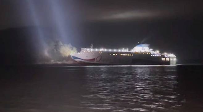 승객 240여명을 태우고 전남 신안군 바다에서 좌초된 여객선이 해경에 의해 구조중이다/ 목포해경