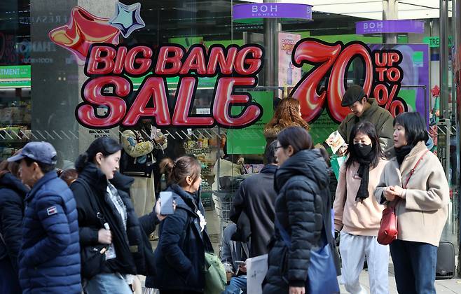 서울 올리브영 명동점에서 외국인 관광객들과 쇼핑객들이 물건을 고르고 있다. /뉴스1