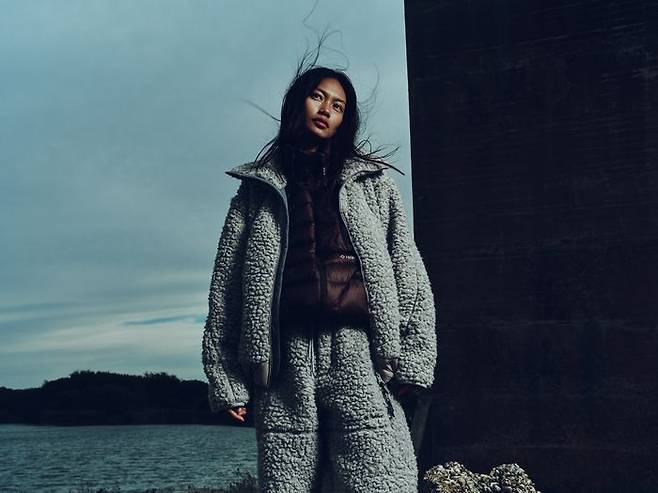 헬리녹스 웨어 ‘울 플리스 자켓’ 착용한 캠페인 모델 컷. ⓒ코오롱FnC