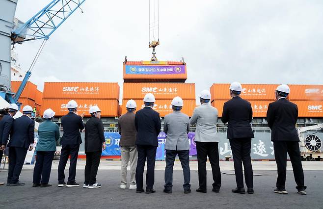 지난달 18일 제주항 국제여객터미널에 제주∼중국 칭다오 정기 컨테이너선이 처음 입항한 모습. 제주도는 현재 현지 교류 행사와 ‘수출의 날’ 등을 통해 물동량 확보에 나서고 있다. 제주도 제공