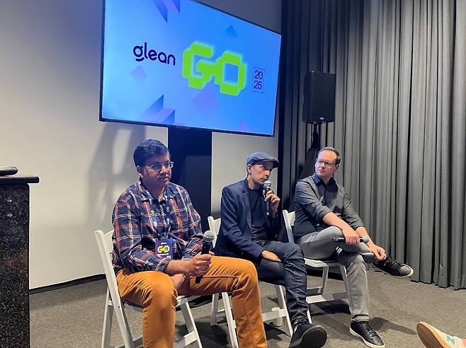 글린 고(Glean GO) 2025 행사에서 열린 창업자와의 대화. 아르빈드 제인 글린 CEO(가운데)와 공동창업자 토니(왼쪽), 비쉬(오른쪽)의 모습 . 최중혁 대표 제공