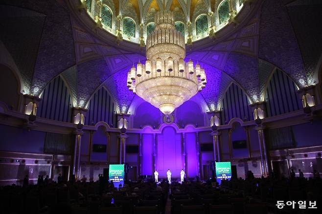 18일(현지시간) 오후 UAE 대통령궁에서 열린 문화 행사에서 참석자들이 공연을 관람하고 있다. 아부다비=송은석 기자 silverstone@donga.com