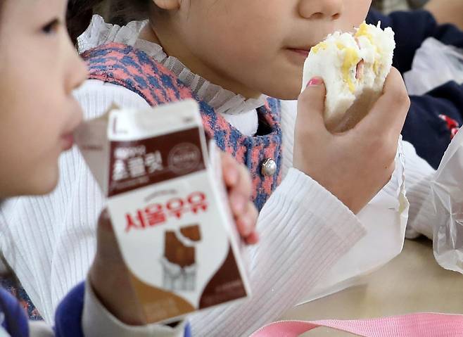 학생들이 대체급식으로 나온 샌드위치·우유·바나나 등으로 점심을 먹고 있다. /뉴스1