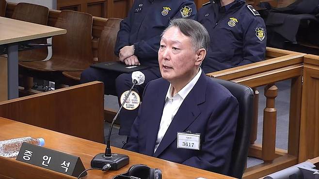 19일 윤석열 전 대통령이 서울 서초구 서울중앙지법에서 열린 한덕수 전 국무총리 재판에 증인으로 출석했다. 법원 재판 화면 캡처