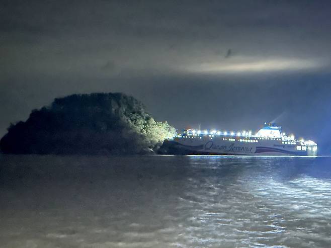 19일 오후 전남 신안군 장산면 족도에서 승객 260여명을 태운 여객선이 좌초했다. 사진=목포해양경찰서 제공