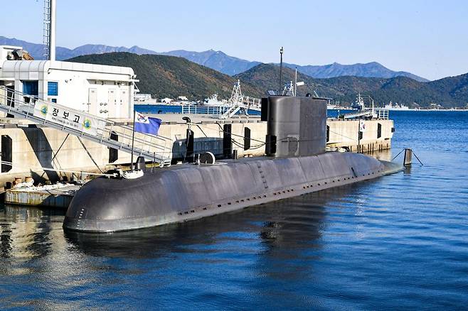 지난 18일 대한민국해군 최초의 잠수함 장보고함이 다음날 마지막 항해를 앞두고 진해 해군기지에 정박해 있다. 해군 제공