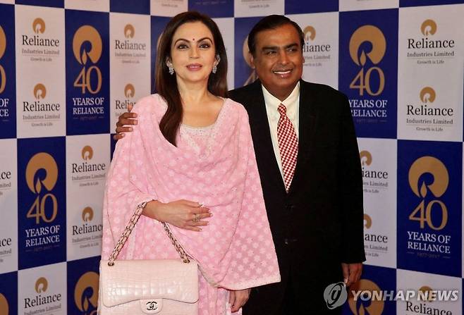 아시아 최고 부호로 꼽히는 무케시 암바니 인도 릴라이언스그룹 회장과 부인. 로이터 연합뉴스