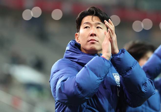 [서울=뉴시스] 황준선 기자 = 지난 18일 오후 서울 마포구 서울월드컵경기장에서 열린 축구 국가대표팀 평가전 대한민국과 가나의 경기, 1-0으로 승리한 한국 손흥민이 관중들에게 인사하고 있다. 2025.11.18. hwang@newsis.com /사진=뉴시스