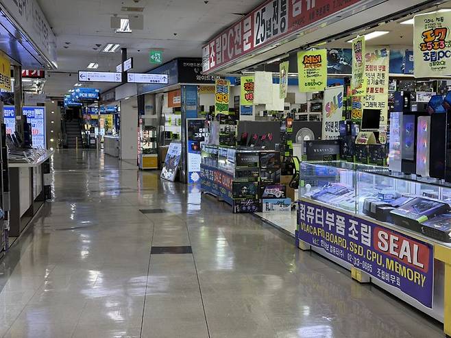 19일 찾은 서울 용산 전자상가에는 데스크톱용 더블데이터레이트5(DDR5) 품귀 현상이 이어지며 한산한 분위기다. 사진=정원일 기자