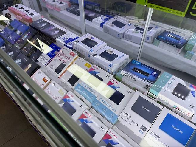 19일 찾은 서울 용산 전자상가에서 데스크톱용 더블데이터레이트5(DDR5)를 비롯해 솔리드스테이트드라이브(SSD) 등 메모리 제품이 판매되고 있다. 사진=정원일 기자