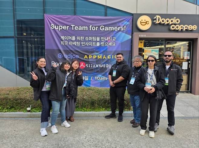 지스타2025 벡스코 앞 시작미디어 카페에 모인 시작미디어 멤버들