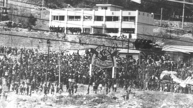 1980년 4월 사북사건 당시 사북광업소 일대 모습. 정선군 제공