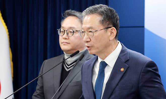 정성호 법무부 장관이 18일 정부서울청사에서 ‘론스타 국제투자분쟁(ISDS) 취소 신청’과 관련해 긴급 브리핑하고 있다. 연합뉴스