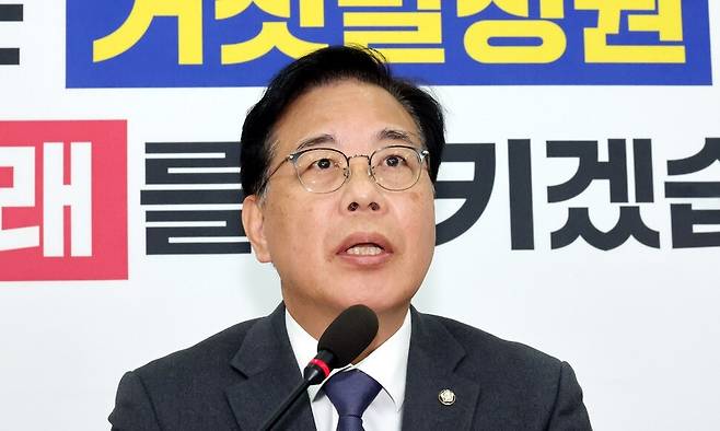 송언석 국민의힘 원내대표가 18일 서울 여의도 국회에서 현안 관련 기자간담회를 하고 있다. 김경호 선임기자 jijae@hani.co.kr
