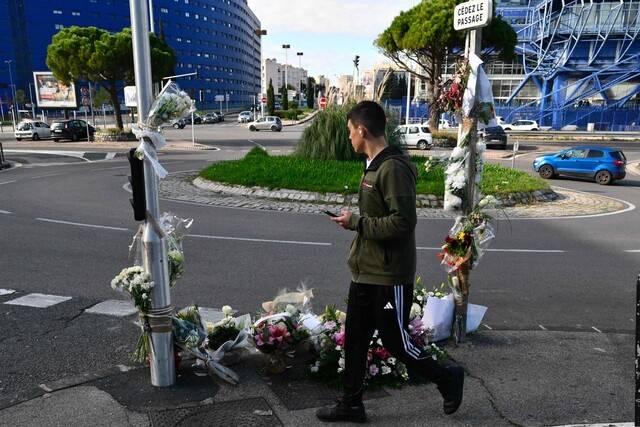 프랑스 마르세유의 마약 반대 활동가 아민 케사시의 동생 메흐디를 추모하기 위해 18일 시민들이 마르세유 거리에 꽃을 놓아두었다. 그는 지난 13일 마르세유 도심에서 괴한이 쏜 총에 맞아 숨졌다. AFP 연합뉴스