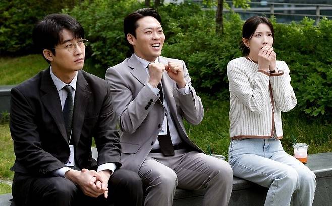 ‘서울 자가에 대기업 다니는 김 부장 이야기’의 한 장면. 가운데가 넉살 좋은 정 대리다. 제이티비시(JTBC) 제공