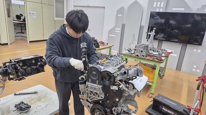김병훈군이 19일 학교 실습실에서 자동차 부품을 만지며 작업하고 있다. 김병훈 제공