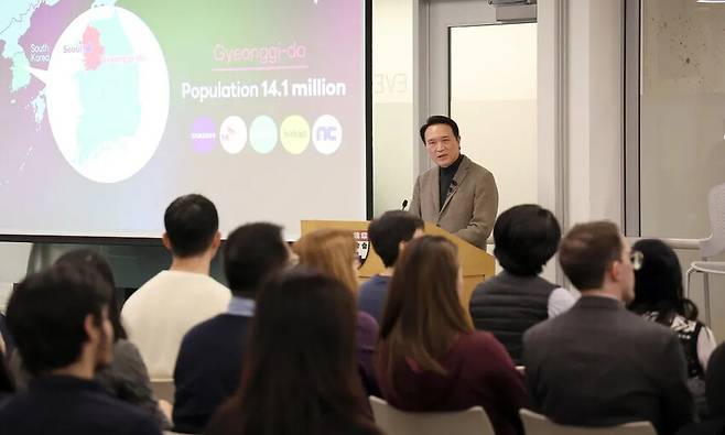 임태희 경기도교육감이 2025년 2월26일 미국 하버드대학에서 ‘한국의 교육개혁’을 주제로 강의하고 있다. 임 교육감은 ‘주군 사건’과 관련한 2심 판결이 난 뒤 “사필귀정”이라고 특수교사에게 말하는 영상을 SNS에 올렸다. 경기도교육청 제공