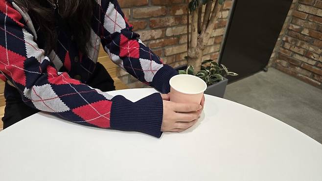 서울에 거주하는 30대 직장인 강지현(가명)씨가 2025년 11월6일 저녁 서울 영등포구의 한 카페에서 자신의 정신병원 강제 격리 및 결박 경험에 대해 이야기하고 있다. 손고운 기자