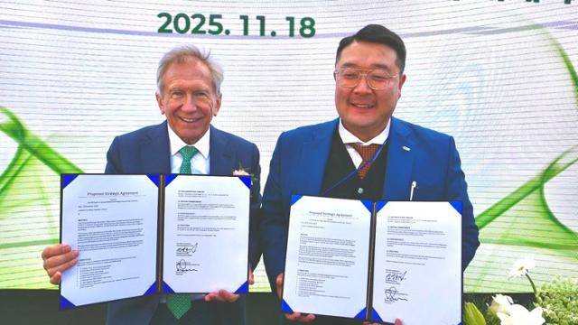 정영훈(오른쪽) 도시유전 대표가 18일 전북 정읍시에서 열린 세계 최초 비연소저온 촉매분해 '웨이브 정읍' 상용화 플랜트의 준공식에서 리처드 패리스 영국 사비엔 그룹 회장과 만나 전략적 제휴계약(PSA)을 맺고 기념촬영하고 있다. 도시유전 제공