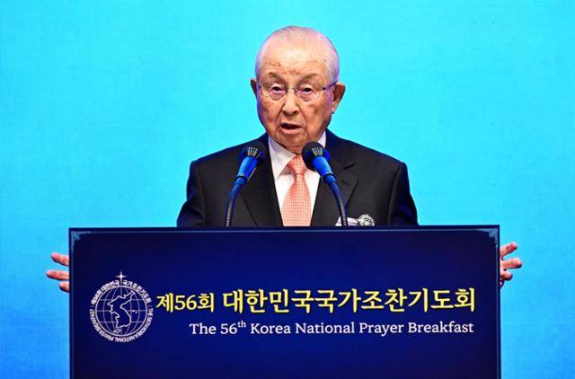 김장환 극동방송 이사장(목사)이 지난해 11월 22일 서울 중구 신라호텔에서 열린 제56회 국가조찬기도회에서 설교하고 있다. 왕태석 선임기자