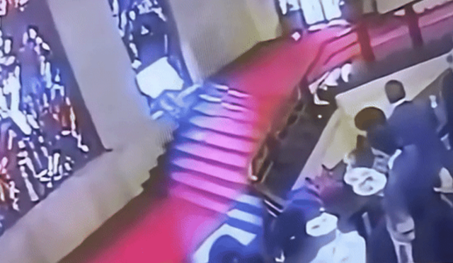 이탈리아 사르데냐 지역 의원 에마누엘레 카니가 로마 기업부 청사 1층으로 향하던 중 카펫에 발이 걸려 넘어지며 시로니의 스테인드글라스 작품을 파손하는 사고가 발생했다. 유튜브 캡처