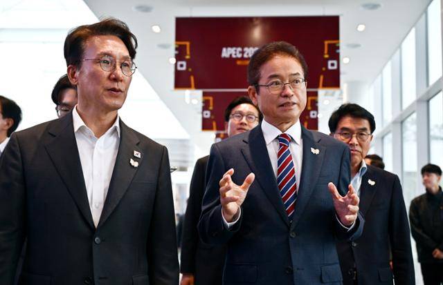 이철우 경북도지사가 경북 경주를 찾은 김민석 국무총리에게 APEC 준비상황을 설명하고 있다. APEC 준비지원단 제공