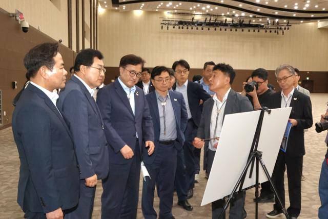 김상철 경북도 APEC 준비지원단장이 지난 7월 경주를 찾은 우원식 국회의장 등에게 준비상황을 보고하고 있다. APEC 준비지원단 제공
