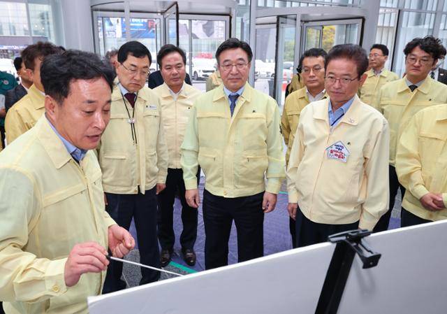 김상철 경북도 APEC 준비지원단장이 경주를 찾은 윤호중 행정안전부 장관 등에게 행사 준비과정을 브리핑하고 있다. APEC 준비지원단 제공