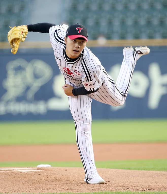 2023 KBO리그 kt 위즈와 LG 트윈스의 경기가 16일 오후 잠실야구장에서 열렸다. LG 선발 김윤식이 힘차게 공을 던지고 있다. 잠실=정시종 기자 capa@edaily.co.kr /2023.05.16.