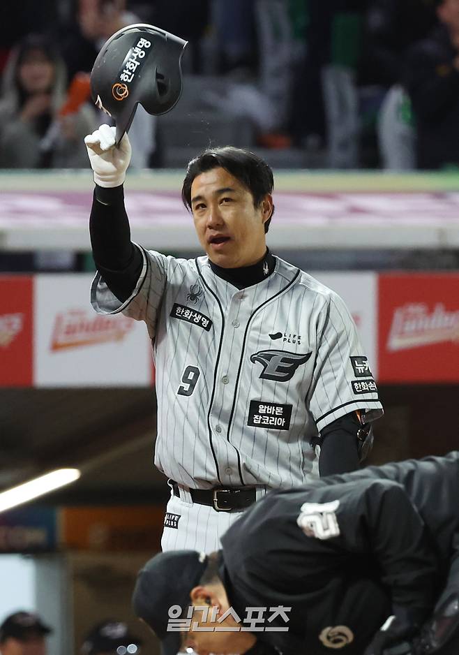 2024 프로야구 SSG 랜더스와 한화 이글스의 경기가 26일 오후 인천SSG랜더스필드에서 열렸다. 9회초 2사 1루 김강민이 타석에 들어서 SSG팬들에게 인사를 하고 있다. 김강민은 2023년 2차 드래프트로 한화 유니폼을 입었다. 인천=김민규 기자 /2024.03.26/