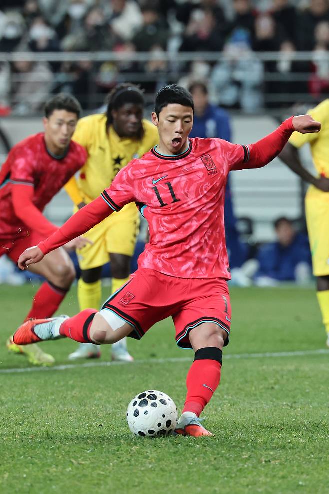 <yonhap photo-4588=""> 페널티킥 차는 황희찬 (서울=연합뉴스) 서대연 기자 = 18일 서울 마포구 서울월드컵경기장에서 열린 남자축구 국가대표 A매치 평가전 대한민국과 가나의 경기. 황희찬이 페널티킥을 차고 있다. 결과는 실축. 2025.11.18 dwise@yna.co.kr/2025-11-18 21:45:18/ <저작권자 ⓒ 1980-2025 ㈜연합뉴스. 무단 전재 재배포 금지, AI 학습 및 활용 금지></yonhap>