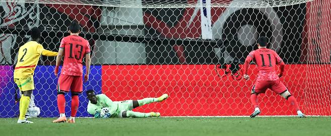 <yonhap photo-4547=""> 페널티킥 실축하는 황희찬 (서울=연합뉴스) 김인철 기자 = 18일 서울 마포구 서울월드컵경기장에서 열린 남자축구 국가대표 A매치 평가전 대한민국과 가나의 경기. 후반전 황희찬이 페널티킥을 실축하고 있다. 2025.11.18 yatoya@yna.co.kr/2025-11-18 21:38:11/ <저작권자 ⓒ 1980-2025 ㈜연합뉴스. 무단 전재 재배포 금지, AI 학습 및 활용 금지></yonhap>