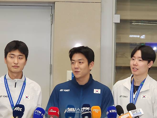 걸그룹 출신 윤채경과 열애설이 나온 이용대(가운데) 요넥스 플레잉코치. IS포토