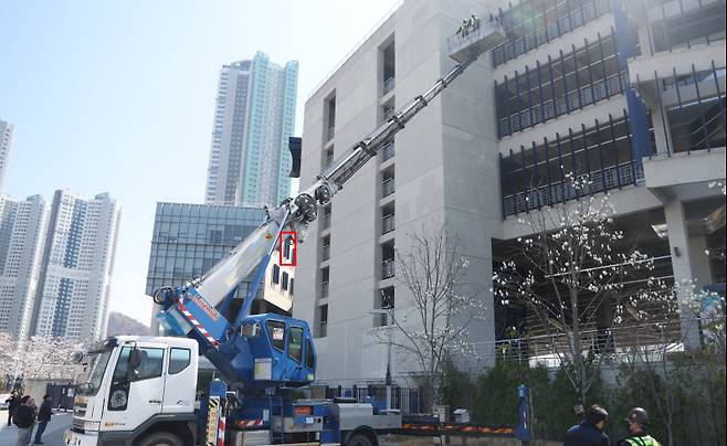 <yonhap photo-2539="">1일 경남 창원시 마산회원구 창원NC파크에서 외부 안전 점검 업체가 긴급 점검을 하고 있다. 최근 창원NC파크에서는 NC다이노스와 LG트윈스 경기 중 구조물이 추락해 야구팬이 숨지는 사고가 발생했다. 붉은 선이 구조물 추락한 지점이다. 2025.4.1 [연합뉴스]</yonhap>