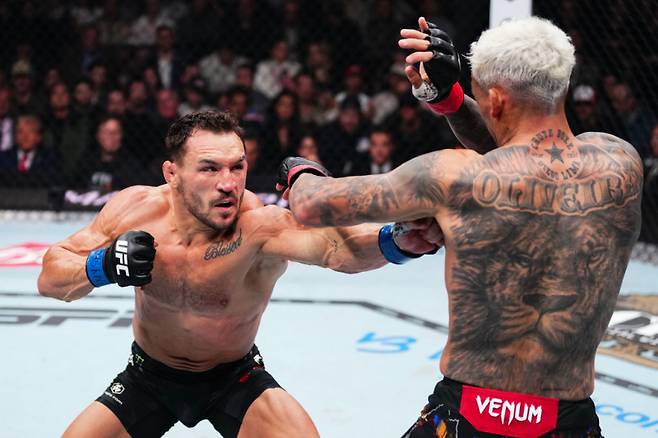 마이클 챈들러(왼쪽). 사진=UFC