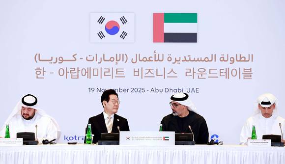 아랍에미리트(UAE)를 국빈 방문 중인 이재명 대통령이 19일(현지시간) 아부다비의 한 호텔에서 열린 한-UAE 비즈니스 라운드테이블에서 칼리드 왕세자 발언을 듣고 있다. (왼쪽부터) 알 스와이디 투자부 장관, 이재명 대통령, 칼리드 왕세자, 칼둔 칼리파 알 무바라크 무바달라 CEO. [사진=연합뉴스]