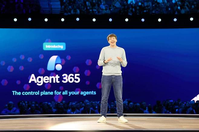 에이전트 365에 대해 설명 중인 찰스 라마나 마이크로소프트 비즈니스 앱 & 에이전트 부문 대표 / 출처=마이크로소프트(Dan DeLong 촬영)