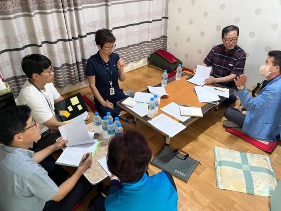 경남의 한 아파트 입주민들이 경남도와 전문가로부터 '공동주택 관리비 절감 컨설팅'을 받고 있는 모습. 사진 경남도