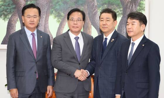 더불어민주당 김병기 원내대표와 국민의힘 송언석 원내대표가 18일 서울 여의도 국회에서 회동하고 있다.   왼쪽부터 국민의힘 유상범 원내운영수석부대표·송언석 원내대표, 더불어민주당 김병기 원내대표·문진석 원내운영수석부대표.  연합뉴스