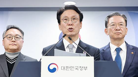 김민석 국무총리는 18일 국제투자분쟁해결센터 론스타 국제투자분쟁 취소위원회가 론스타에 대한 배상금 및 이자 지급 판정을 취소했다고 발표했다. 연합뉴스