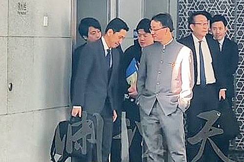 류진쑹 중국 외교부 국장(오른쪽)과 가나이 마사아키 일본 외무성 국장. 사진 중국 위위안탄톈 캡처