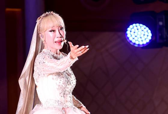 성악가 조수미가 18일(현지시간) 오후 아랍에미리트(UAE) 대통령궁에서 열린 문화 행사에서 멋진 공연을 펼치고 있다. 전민규 기자