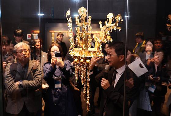 지난달 27일 경주 국립경주박물관 신라역사관에서 열린 ‘신라 금관, 권력과 위신’ 특별전 미디어데이에서 참석자들이 전시된 신라시대 황남대총 금관을 둘러보고 있다. 뉴스1