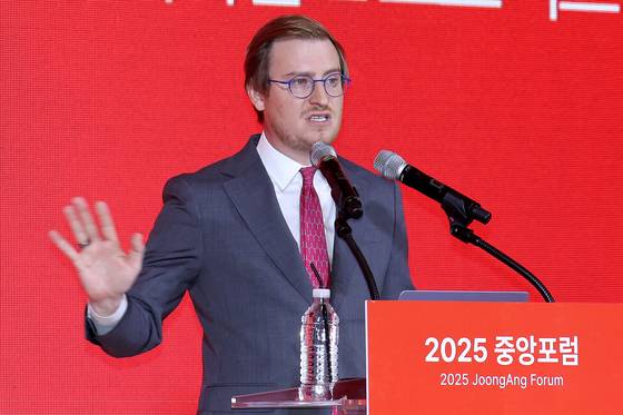 2025 중앙포럼이 19일 서울 소공동 롯데호텔에서 열렸다. 데이비드 에델만 MIT 인터넷정책연구소 디렉터가 기조연설을 하고 있다. 장진영 기자