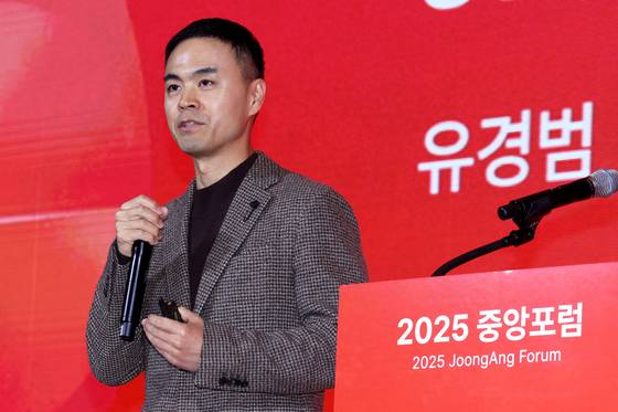유경범 네이버클라우드 사업개발·전략 총괄 상무가 19일 서울 소공동 롯데호텔에서 열린 '2025 중앙포럼'에서 '소버린 AI 시대, AI 실행 전략'을 주제로 발표하고 있다. 장진영 기자