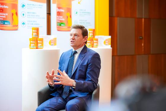 17일 닉 만 H&H 그룹 최고경영자(CEO)가 중앙일보와 인터뷰를 진행하고 있다. 사진 제스티퍼스