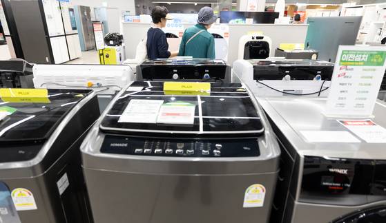 지난 6월 13일 서울 시내의 한 대형 가전매장에 냉장고와 세탁기 등이 진열돼 있다. 뉴스1