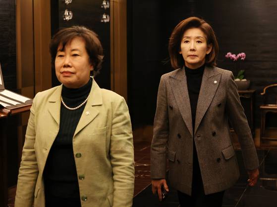 중진의원 모임 참석하는 조배숙-나경원 의원   (서울=연합뉴스) 김주형 기자 = 국민의힘 조배숙, 나경원 의원(오른쪽)이 19일 장동혁 당 대표가 주재하는 중진의원들 모임에 참석하기 위해 서울 여의도에 있는 한 식당으로 들어가고 있다. 2025.11.19   kjhpress@yna.co.kr (끝)  〈저작권자(c) 연합뉴스, 무단 전재-재배포, AI 학습 및 활용 금지〉